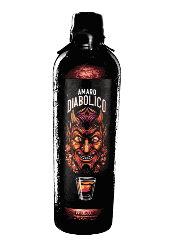 Bottiglia di Amaro Diabolico: etichetta nera con il volto di un diavolo rosso sopra un bicchierino di amaro